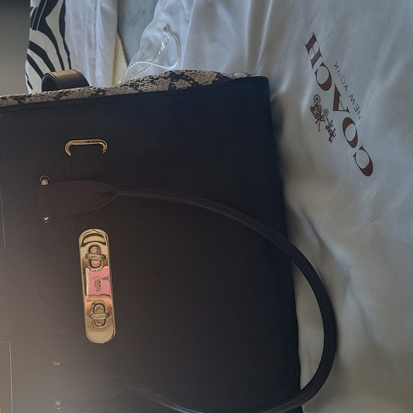 COACH black bag magnetical strap. - Picture 1 of 3